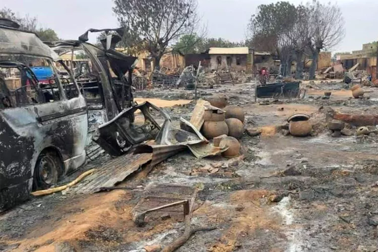 تظهر هذه الصورة الملتقطة في 1 أيلول/سبتمبر 2023 الدمار في منطقة سوق الماشية في الفاشر، عاصمة ولاية شمال دارفور السودانية.